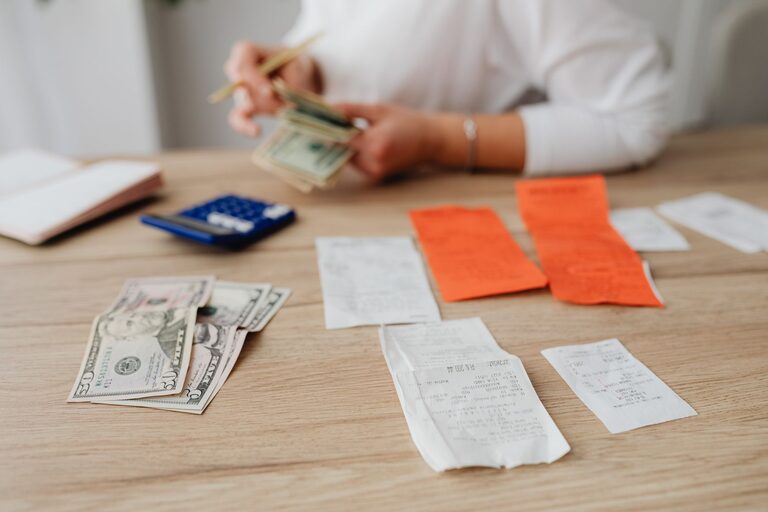 Simple Budget Habits for Everyday Life: Easy Tips to Save Money